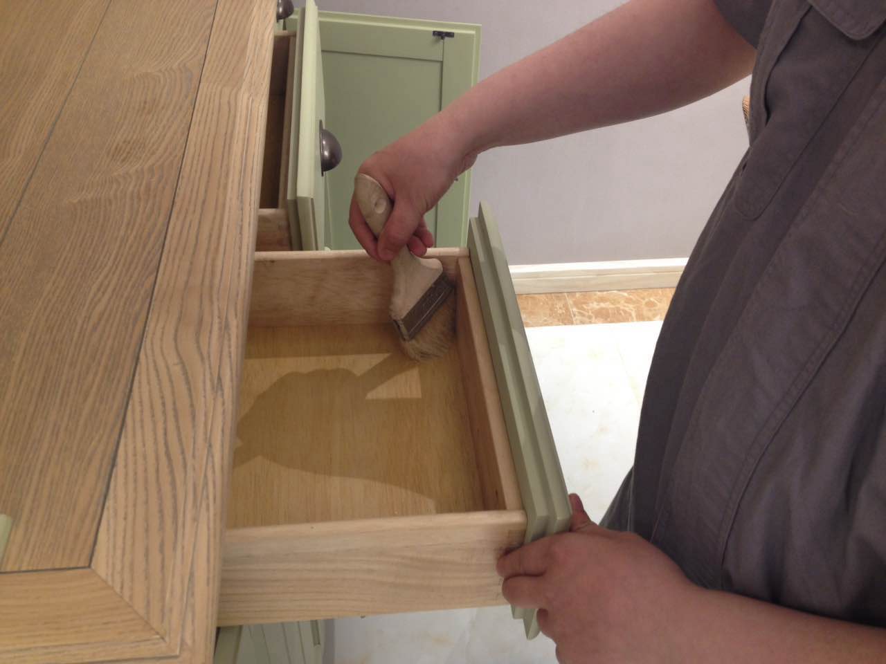 柜子接縫處重點涂刷 柜子接縫處重點涂刷