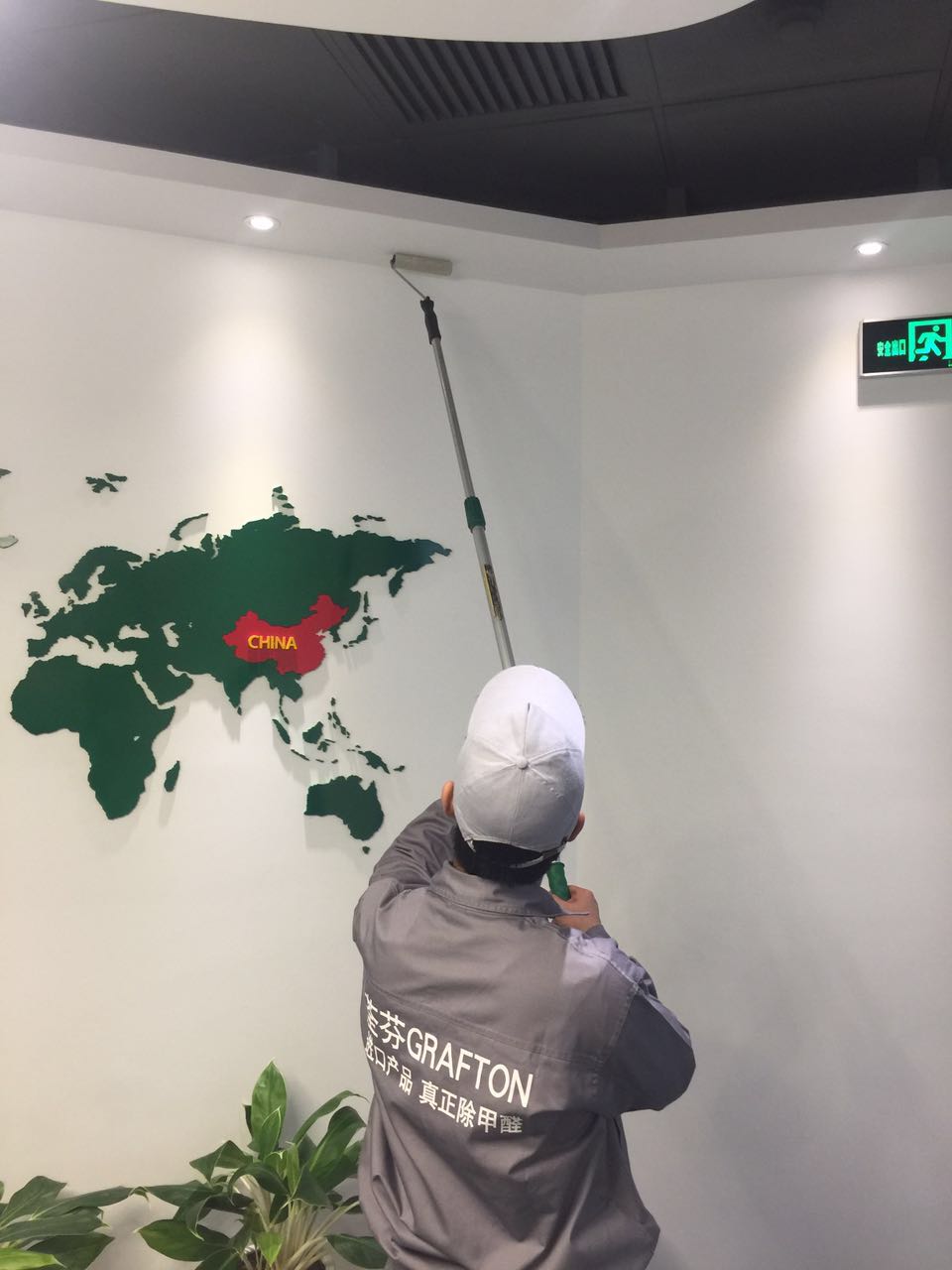 辦公區(qū)域頂面滾筒施工 辦公區(qū)域頂面滾筒施工