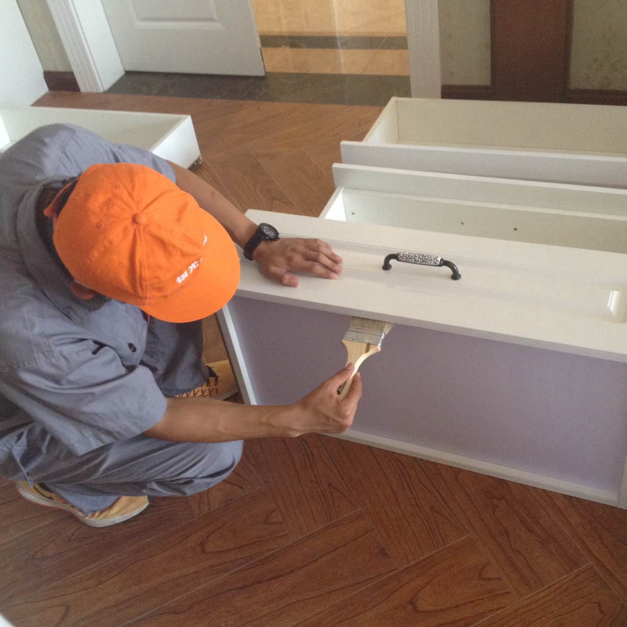 柜子抽屜刷子全面進行刷涂 柜子抽屜刷子全面進行刷涂