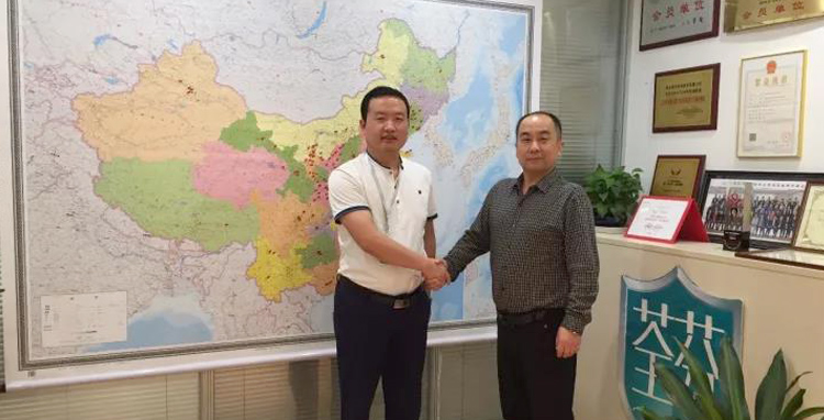 招商總監(jiān)和寶雞眉縣馮總合影 招商總監(jiān)和寶雞眉縣馮總合影