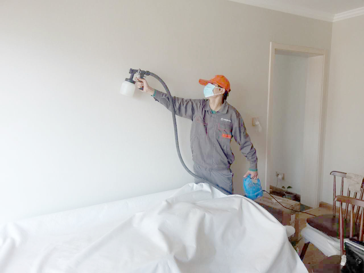 客廳墻面全方位噴涂施工 客廳墻面全方位噴涂施工