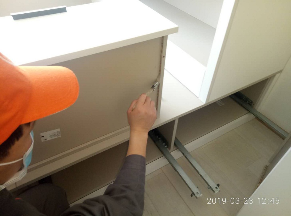 柜子接縫處刷子精細(xì)化施工 柜子接縫處刷子精細(xì)化施工