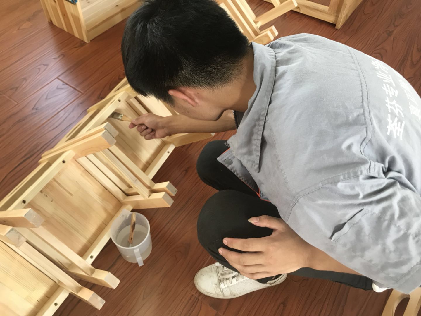 凳子接縫處刷子精細(xì)化處理 凳子接縫處刷子精細(xì)化處理