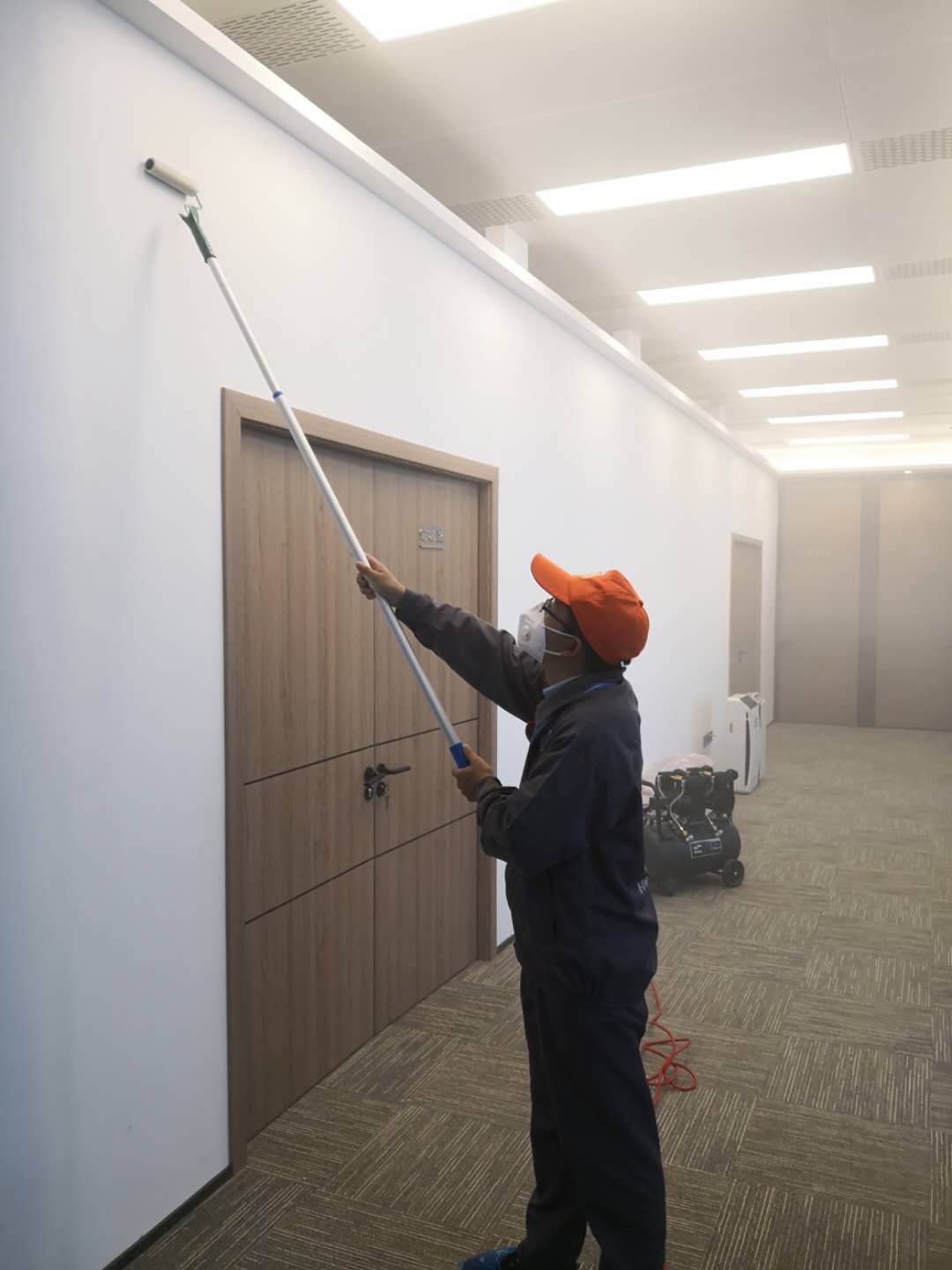 過(guò)道墻面頂面滾筒全方位施工治理甲醛 過(guò)道墻面頂面滾筒全方位施工治理甲醛