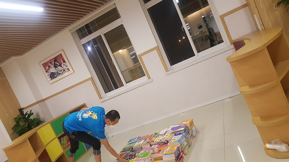 教室書(shū)籍進(jìn)行保護(hù) 教室書(shū)籍進(jìn)行保護(hù)