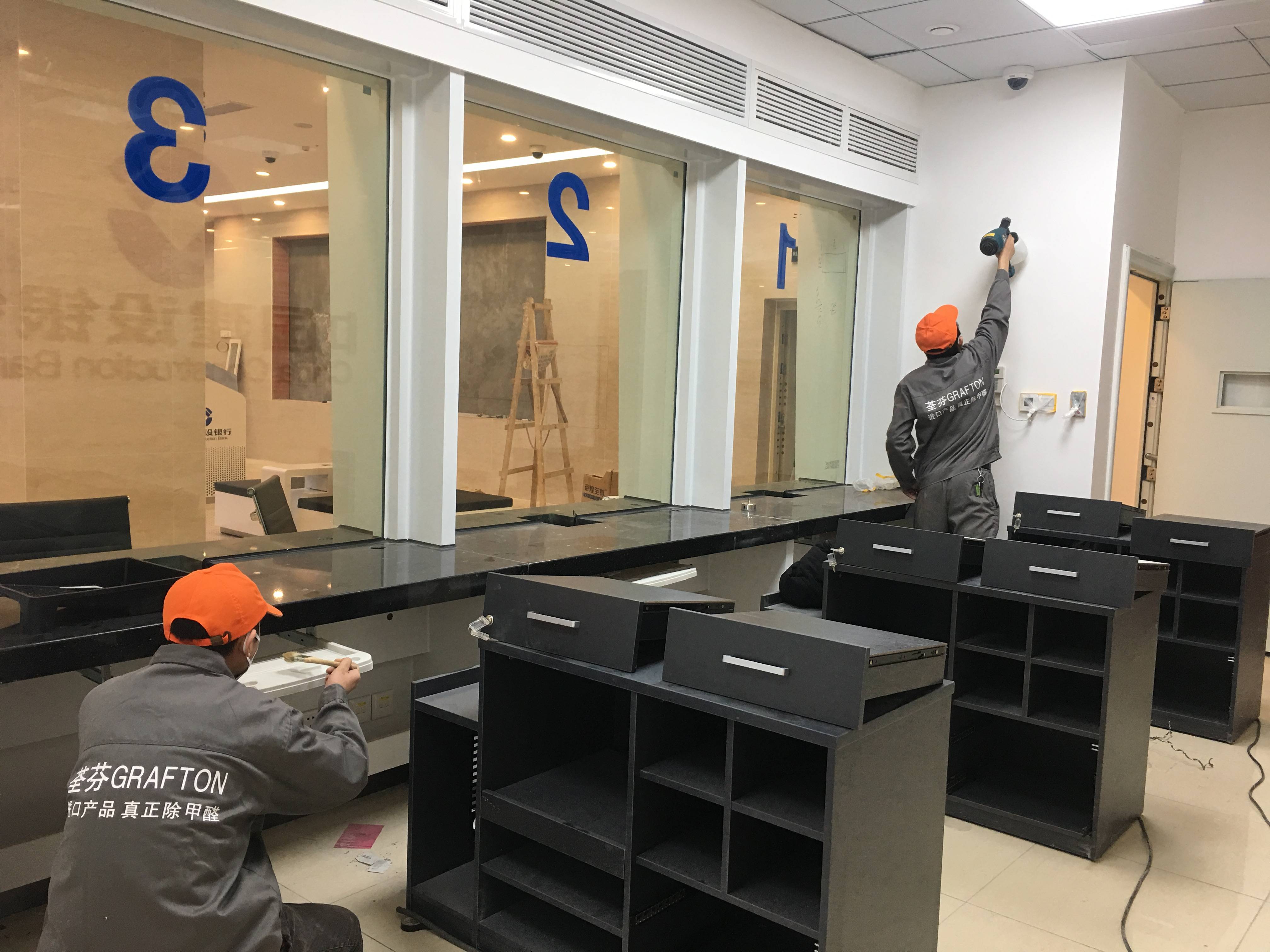 銀行柜臺(tái)桌椅全方位噴槍治理甲醛 銀行柜臺(tái)桌椅全方位噴槍治理甲醛