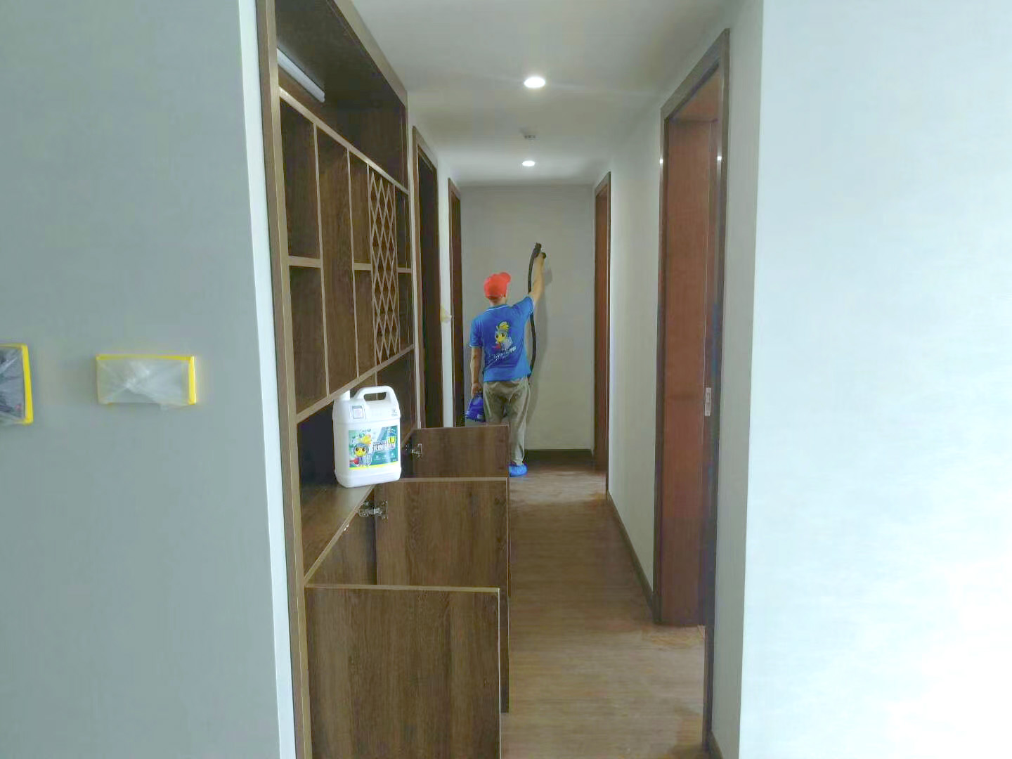 客廳過道墻面噴槍施工治理 客廳過道墻面噴槍施工治理