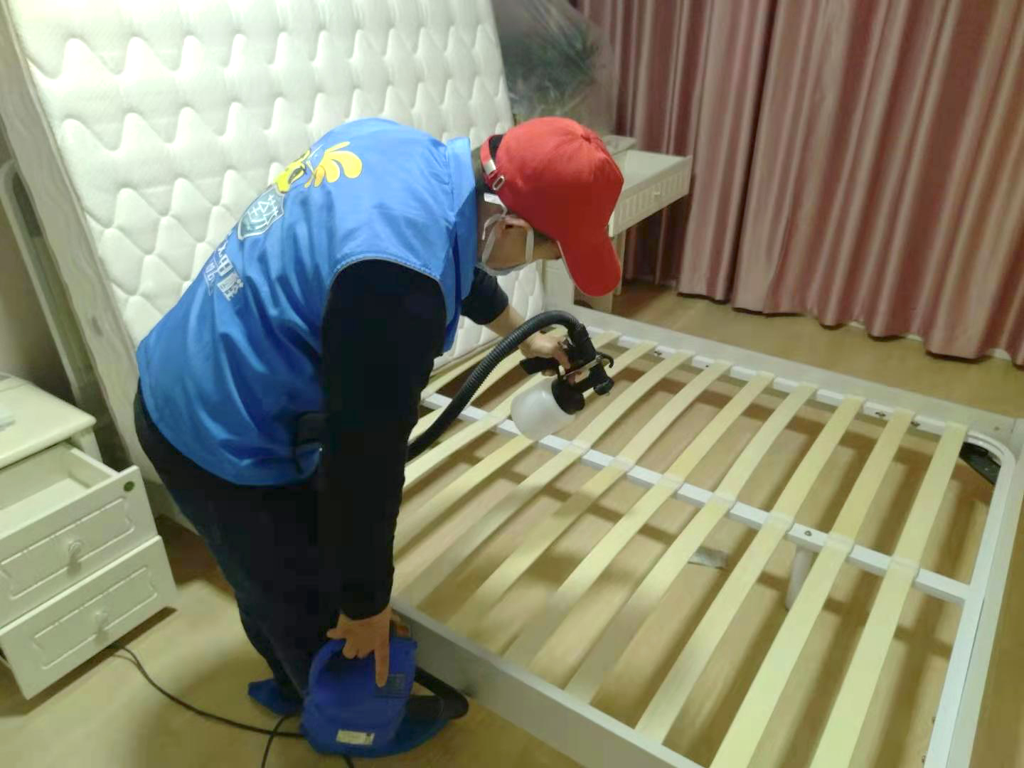 臥室床墊床架?chē)姌屖┕ぶ卫? width=