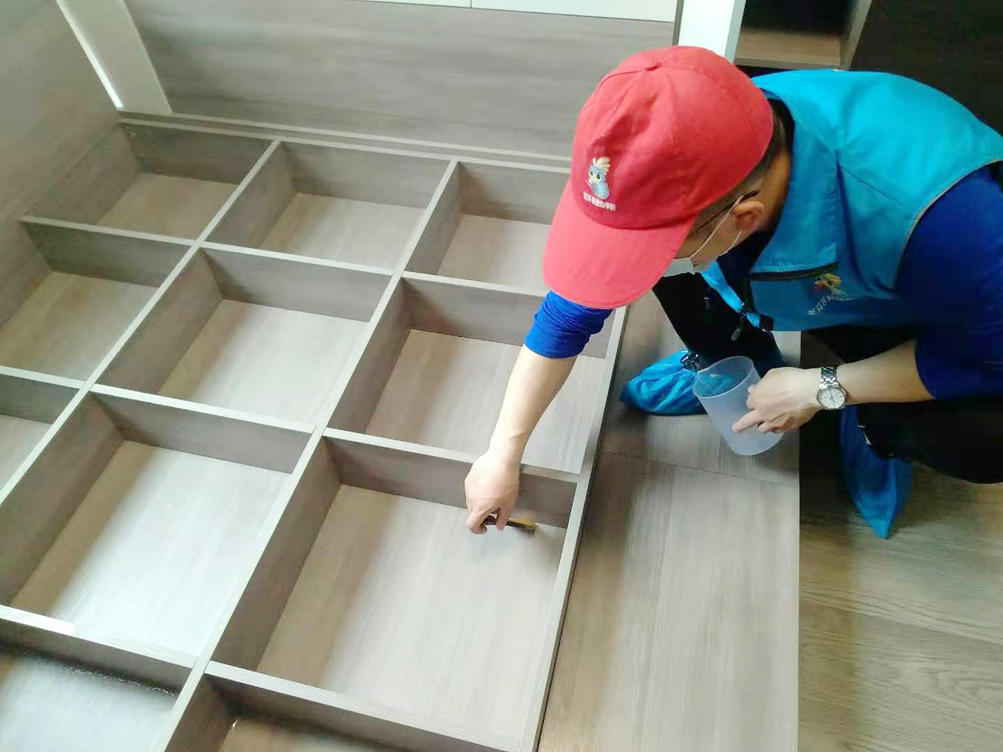 臥室榻榻米重點污染源縫隙刷子精細化施工 臥室榻榻米重點污染源縫隙刷子精細化施工