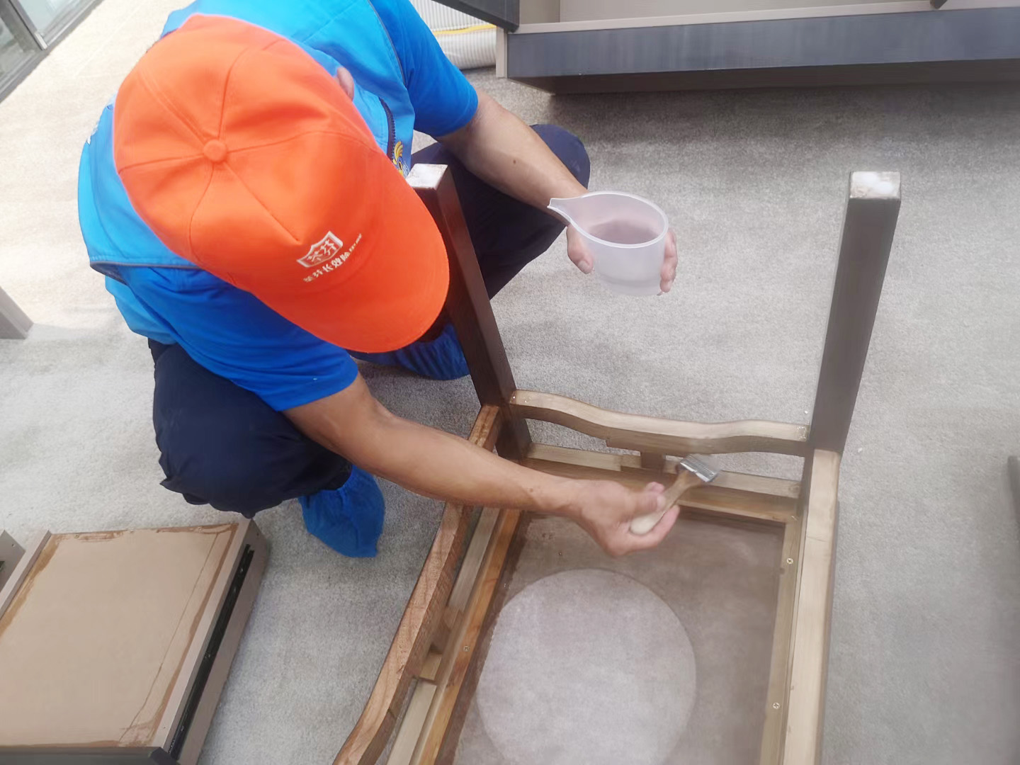 凳子縫隙處刷子施工增加產(chǎn)品接觸面積 凳子縫隙處刷子施工增加產(chǎn)品接觸面積