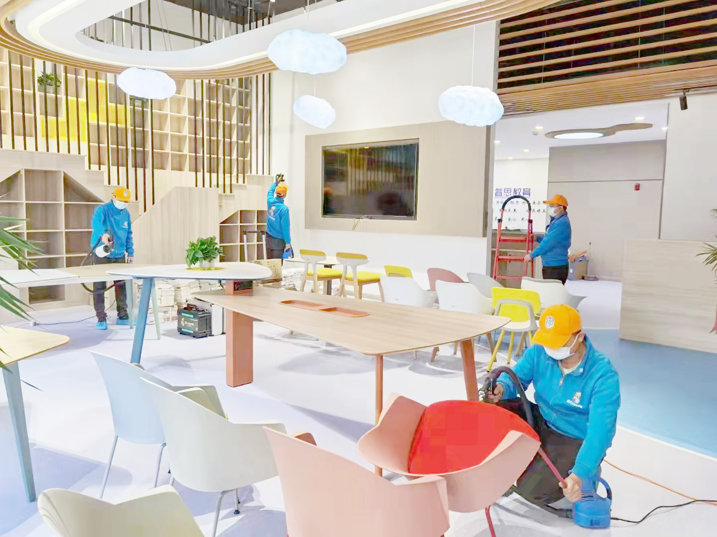 培訓(xùn)機(jī)構(gòu)活動(dòng)空間桌椅噴槍施工治理 培訓(xùn)機(jī)構(gòu)活動(dòng)空間桌椅噴槍施工治理