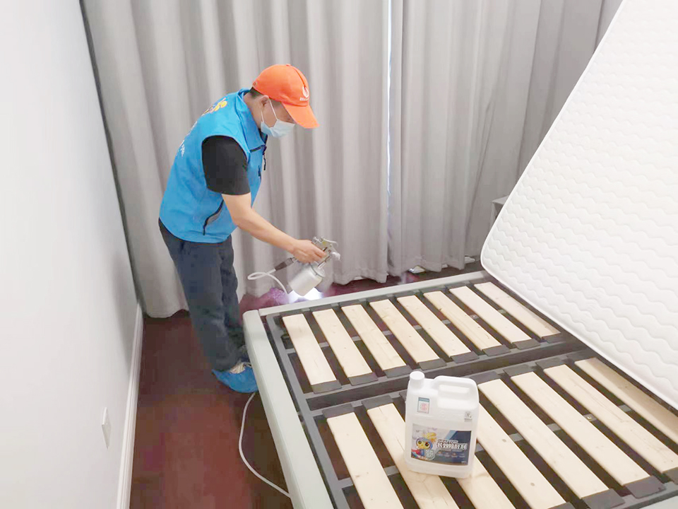 臥室床墊床架?chē)姌屖┕ぶ卫? width=